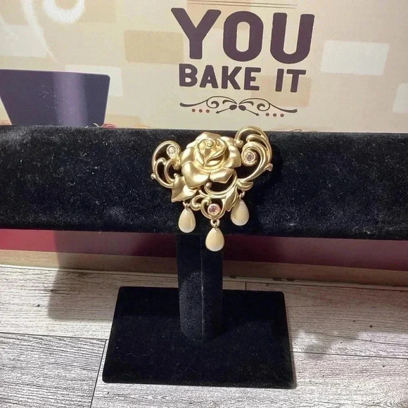 Avon Matte Gold Victorian Rose Pink AB Stones & Faux Dangle Pearls Brooch - Picture 3 of 4